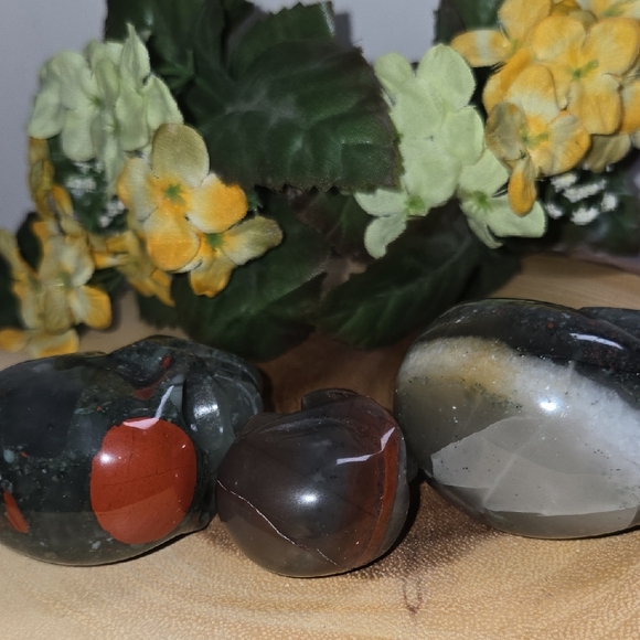 Bloodstone Skull Trio - Picture 5 of 6